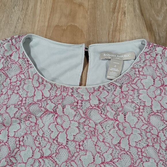 🔹️Banana Republic Gray & Pink Floral Lace Overlay Sheer Short Sleeved Top Small - Picture 3 of 10